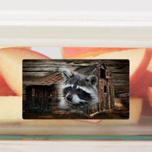 Raccoon in der alten Scheune Etiketten