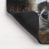 Raccoon in der alten Scheune Mousepad (Ecke)