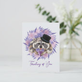 Raccoon in einem Hut mit einer Tasse Kaffee. Postkarte (Stehend Vorderseite)