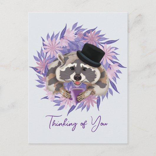 Raccoon in einem Hut mit einer Tasse Kaffee. Postkarte (Vorderseite)