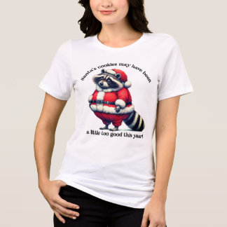 Raccoon in Santa Anzug genießt Leckereien Tri-Blend Shirt