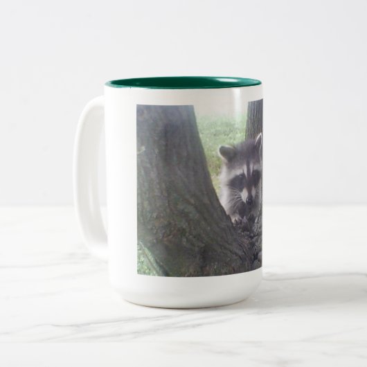 Raccoon in Tree Zweifarbige Tasse (Vorderseite Links)