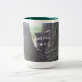 Raccoon in Tree Zweifarbige Tasse (Mittel)