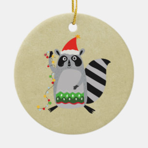 Raccoon in Weihnachtsmannmütze in Weihnachtsstimmu Keramikornament