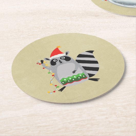 Raccoon in Weihnachtsmannmütze in Weihnachtsstimmu Runder Pappuntersetzer (Angewinkelt)