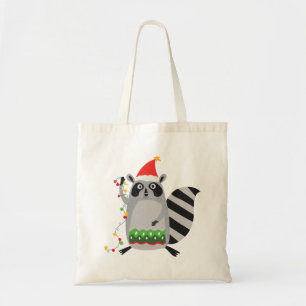 Raccoon in Weihnachtsmannmütze in Weihnachtsstimmu Tragetasche