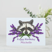 Raccoon mit Lavendel Happy Birthday Einladung (Stehend Vorderseite)