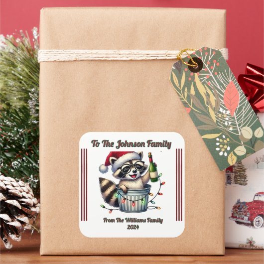 Raccoon mit Weihnachtslicht auf Geschenk Quadratischer Aufkleber (Feiertag)