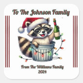 Raccoon mit Weihnachtslicht auf Geschenk Quadratischer Aufkleber (Vorderseite)