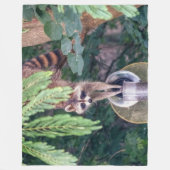 Raccoon Raiding the Bird Feeder Fleecedecke (Vorderseite)