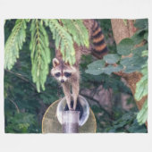 Raccoon Raiding the Bird Feeder Fleecedecke (Vorderseite (Horizontal))