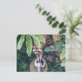 Raccoon Raiding the Bird Feeder Postkarte (Stehend Vorderseite)