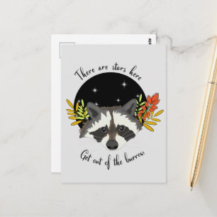 Raccoon. Raus aus deinem Loch! Postkarte