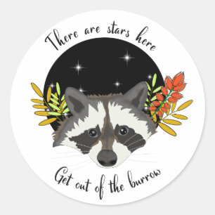 Raccoon. Raus aus deinem Loch! Runder Aufkleber