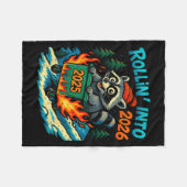 Raccoon Rollin Into 2026 Dumpster Fire New Year Me Fleecedecke (Vorderseite (Horizontal))