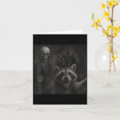 Raccoon Selfie With Skeleton Funny Raccoon Hallowe Karte (Gelbe Blume)