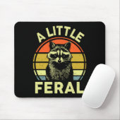 Raccoon-shirt A Little Feral Funny Raccoon Premium Mousepad (Mit Mouse)
