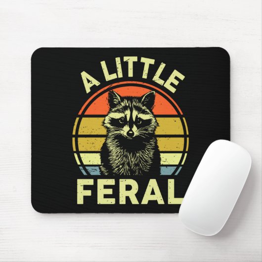 Raccoon-shirt A Little Feral Funny Raccoon Premium Mousepad (Mit Mouse)