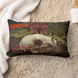 Raccoon Skull Altes Holz mit Farne und rote Monard Lendenkissen