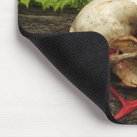 Raccoon Skull Altes Holz mit Farne und rote Monard Mousepad (Ecke)