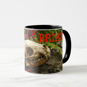 Raccoon Skull Altes Holz mit Farne und rote Monard Tasse