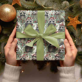 Raccoon TrageHat umgeben von Pflanze Weihnachten Geschenkpapier