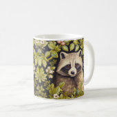 Raccoon und grüne Blätter inspiriert William Morri Kaffeetasse (VorderseiteRechts)