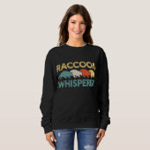 Raccoon Whisperer Retro Sweatshirt (Vorne ganz)