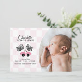 Race Car Schachbrett Flag Geburt mit Foto Rosa Einladung (Stehend Vorderseite)