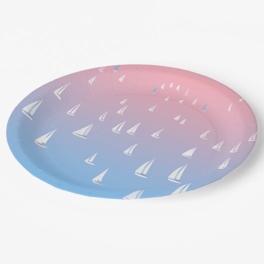 Racing Segelboote im offenen Meer Pappteller (Schrägansicht)