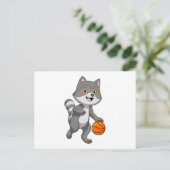 Racoon als Basketballspieler mit Basketball Postkarte (Stehend Vorderseite)