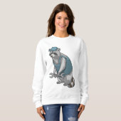 Racoon als Handwerker mit Wrench Sweatshirt (Vorne ganz)