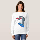 Racoon als Snowboarder mit Snowboard & Scarf Sweatshirt (Vorne ganz)