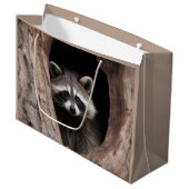 Racoon in der Baumhöhle Große Geschenktüte (Vorderseite Schrägansicht)