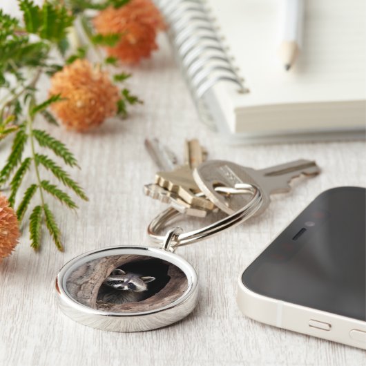 Racoon in der Baumhöhle Schlüsselanhänger (Seite)
