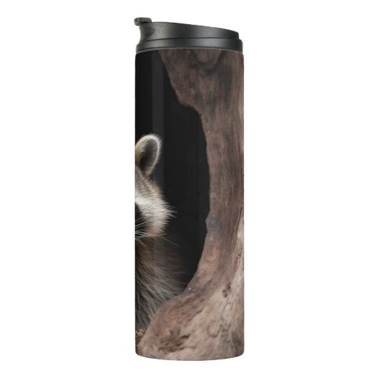 Racoon in der Baumhöhle Thermosbecher (Nach rechts gedreht)