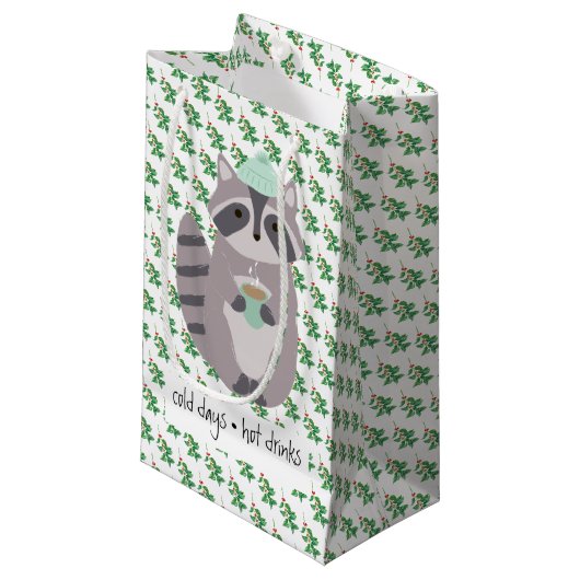 Racoon mit heißem Getränk Kleine Geschenktüte (Vorderseite Schrägansicht)