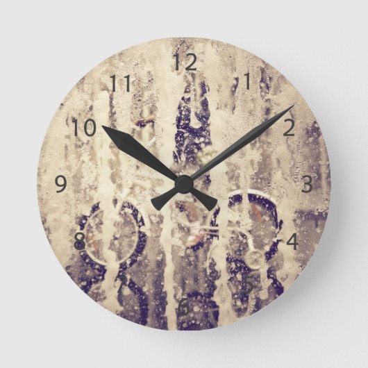 Rad im Regen Runde Wanduhr (Vorderseite)