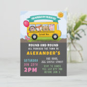 Räder auf dem Bus zum Geburtstag Einladung (Stehend Vorderseite)