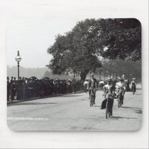 Radfahren in Hyde Park, c.1910 Mousepad