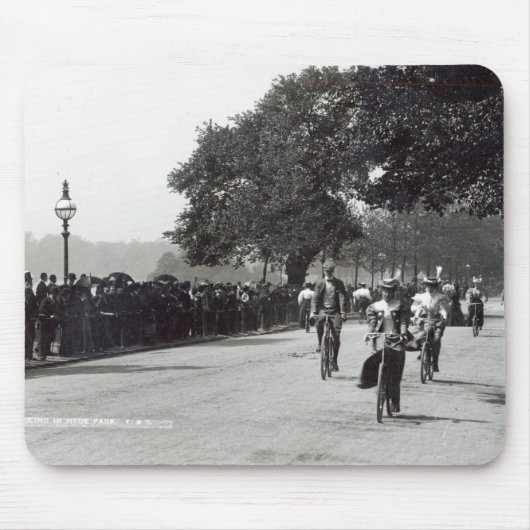 Radfahren in Hyde Park, c.1910 Mousepad (Vorne)