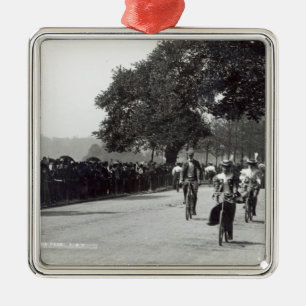 Radfahren in Hyde Park, c.1910 Silbernes Ornament
