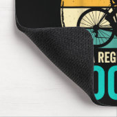 Radfahrender Papa wie ein normaler, aber cooler Fa Mousepad (Ecke)