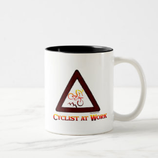 Radfahrer bei der Arbeit Zweifarbige Tasse