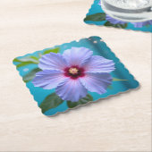 Radiant Beauty: Lavendel Hibiskus Blume im Blut Untersetzer (angewinkelt)