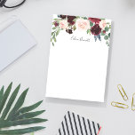 Radiant Bloom Personalisiert Post-it Klebezettel<br><div class="desc">Das personalisierte Design besticht durch eine Kombination aus rosa und bordeauxroten Marsala-Blume mit üppiger botanischer Vegetation und üppiger Vegetation. Passen Sie Ihren Namen oder die Wahl der Personalisierung in handgeschriebener Pinselschrift an.</div>