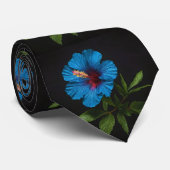 "Radiant Blue: Hibiskus Blume auf schwarz Krawatte (Gerollt)