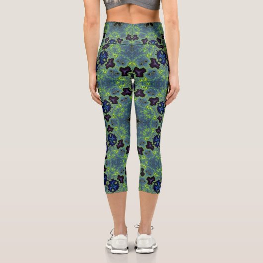 Radiant Fractal Symphony Capri Leggings (Rückseite)
