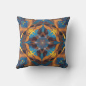 Radiant Mandala: Eine lebendige symmetrische Fanta Kissen (Rückseite)