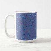 Radiant Orchid mit Muster für blaue Wildblumen Kaffeetasse (Links)
